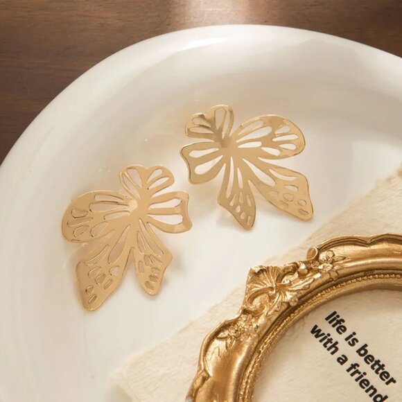 NEW 18K Gold Plated Bold Flower Petal Statement Earrings - Picture 3 of 5